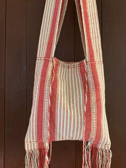 ย่าม ย่ามชนเผ่า ย่ามผ้าฝ้าย งานเย็บมือ กระเป๋าย่าม ย่ามผ้าทอมือ กระเป๋าย่ามพื้นเมือง ของฝากภาคเหนือ ย่ามกะเหรี่ยง ราคาถูก ลดราคาพิเศษ กระเป๋าสะพายข้าง งานแฮนด์เมด กระเป๋าผ้าแนวๆ สะพายข้างพาดไหล่ ของฝากญาติผู้ใหญ่ ของฝากภาคเหนือ ของฝากชาวต่างชาติ ย่ามพระ