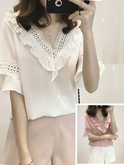 เสื้อแฟชั่นคอวีแต่งลูกไม้แขนสั้น น่ารักสไตล์เกาหลี มี 2 สี รหัส 1882