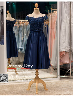 รหัส ชุดราตรีคนอ้วน :PFS036 ชุดไปงานแต่งผ้าซาตินสวยหรูปักกริตเตอร์ ชุดราตรีสั้นตกแต่งลูกไม้หรู คาดโบว์ช่วงเอว ชุดแซกสีน้าเงินกรมท่า ผ้าซาติน ไหล่ปาด สวยสง่าดูดีแบบเจ้าหญิงใส่เป็นชุดไปงานแต่งงาน งานกาล่าดินเนอร์ งานเลี้ยง งานพรอม งานรับกระบี่