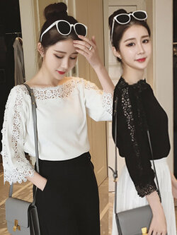 เสื้อยืดแฟชั่นคอปาด เพิ่มดีเทลเก๋แต่งผ้าลูกไม้ส่วนคอและแขนมี 2 สี ดำ/ขาว