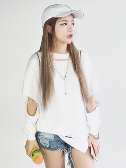 เสื้อแฟชั่นคอกลมแต่งแหวกแขนสุดเท่ห์ รหัส2006