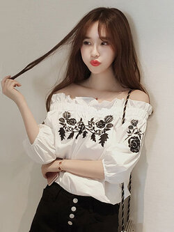 เสื้อแฟชั่นโชว์ไหล่ปักลายดอกไม้ สวยหวานสไตล์เกาหลี รหัส 1913