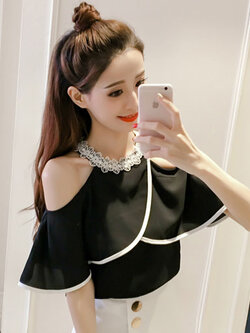 เสื้อแฟชั่นแต่งเว้าไหล่ คอเสื้อปักลูกไม้ สวยหวานสไตล์เกาหลี รหัส 1679-สีดำ