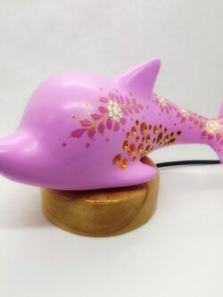 โคมไฟโลมาสีชมพู แบบฐานไม้ XL