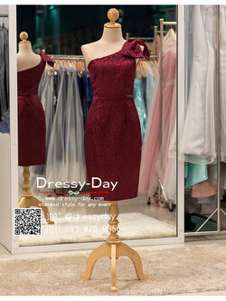 รหัส ชุดราตรีสั้น : PK022 ชุดแซก ชุดราตรี สีไวน์แดง ไหล่เดียว มีโบว์ประดับไหล่เก๋ๆ เรียบหรูเหมาะใส่ออกงานกลางคืน งานคอกเทล