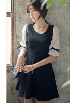 ชุดเดรสแฟชั่นสีดำ แต่งปลายแขนด้วยริบบิ้นผูกโบว์มี 2 ไซส์ M,L