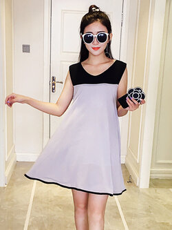 ชุดเดรสแฟชั่นแขนกุด คอวี ทรงบานพริ้ว สีเทา