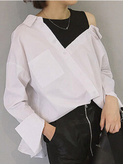 เสื้อเชิ๊ตแฟชั่นสีขาว แต่งแขนกุดข้างในโชว์ไหล่ข้างซ้าย รหัส 1573