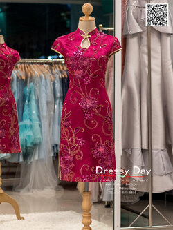 รหัส ชุดกี่เพ้า : KPS013 ชุดกี่เพ้าประยุกต์สีชมพูปักดิ้นอย่างสวยหรู ชุดกี่เพ้าสวยๆ แบบสั้นช่วงคอเว้ารูปหยดน้า กระโปรงผ่าด้านข้าง งานปักลายดอกไม้อย่างงดงาม คัตติ้งเป๊ะมาก ใส่ออกงาน ไปงานแต่งงาน ใส่เป็นชุดพิธีกร ชุดเพื่อนเจ้าสาว ชุดถ่ายพรีเวดดิ้ง ชุดยกน้ำชา