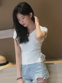 เสื้อครอปแฟชั่นคอกลมแต่งเก๋ช่วงข้างลำตัวใส่เชือกรอยห่วงสวยเก๋สไตล์เกาหลี รหัส 1673-สีขาว