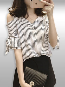 เสื้อแฟชั่นคอวีสีขาวลายริ้วโชว์ไหล่ผูกโบว์รหัส1570