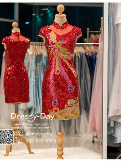 รหัส ชุดกี่เพ้า : KPS026 ชุดกี่เพ้าประยุกต์ตกแต่งกริตเตอร์ ชุดกี่เพ้าสวยๆ ราคาถูก รูปนกยูง ใส่งานหมั้น ยกน้ำชาสีแดง กุ๊นขอบผ้าสีทอง