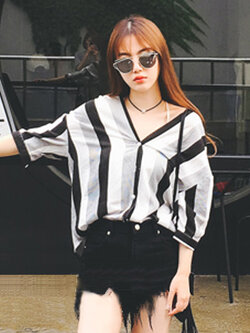 เสื้อแฟชั่นคอวีลายตรงขาวดำแต่งกระดุมหน้ารหัส1483