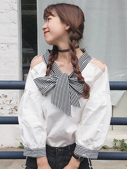 เสื้อแฟชั่นแขนยาวแต่งคอมีโบว์ผูก โชว์ไหล่ น่ารักสไตล์เกาหลี รหัส 1627
