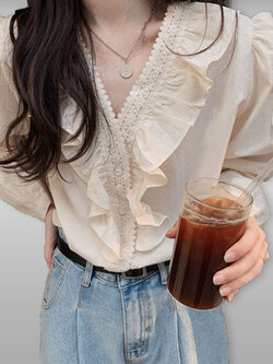 เสื้อแฟชั่นแต่งคอระบายสวยหวาน รหัส2392