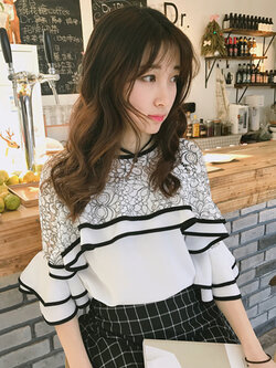 เสื้อครอปแฟชั่นแต่งเก๋ช่วงคอและต้นแขนด้วยผ้าลูกไม้สวยหวานสไตล์เกาหลี รหัส 1659-สีขาว