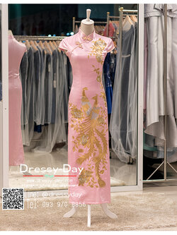 รหัส ชุดกี่เพ้ายาว : KPL044 ชุดกี่เพ้าประยุกต์ราคาถูกลายนกยูง ชุดกี่เพ้าสวยๆ สีชมพู งานปักเลื่อมมือ สวยๆ กระโปรงผ่าข้าง ใส่เป็นชุดกี่เพ้าแต่งงานก็สวยคะ