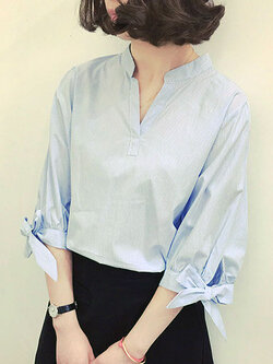 เสื้อแฟชั่นคอกลมผ่าช่วงคอแต่งลายริ้วสีขาวน้ำเงินดีไซน์เก๋มีสายผูกโบว์ปลายแขน รหัส 1740