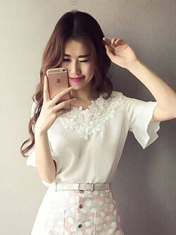 เสื้อแฟชั่นคอวีแขนสั้นแต่งคอผ้าลูกไม้ลายดอกไม้สวยหวานสไตล์เกาหลี-1602