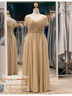 รหัส ชุดราตรีคนอ้วน : PFL038 ชุดราตรียาวแขนสั้นตกแต่งด้วยลูกไม้งานสวย ชุดแซกซีทรูประดับกริตเตอร์อย่างสวยงาม ชุดไปงานแต่งสีทองผ้าชีฟอง เรียบหรู เหมาะสำหรับงานแต่งงาน งานกลางคืน กาล่าดินเนอร์ ชุดออกงาน ชุดคนอ้วน