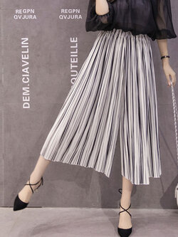 กางเกงพลีทแฟชั่น 5 ส่วน ลายทางขาวดำใส่ได้สวยทุกโอกาส รหัส 1692