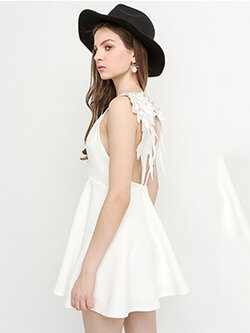 ชุดเดรสออกงานโชว์หลัง ดีไซน์เก๋แต่งปีกนกสไตล์ยุโรป รหัส 1585-สีขาว