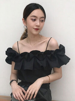 เสื้อสายเดี่ยวแฟชั่นแต่งเก๋ระบายพับจีบรอบ สวยหวานสไตล์เกาหลี รหัส 1688-สีดำ