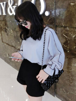 เสื้อแฟชั่นผู้หญิงแต่งสายผูกโบว์ที่ข้อมือเก๋ๆ สไตล์เกาหลี รหัส 1818-สีเทา