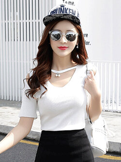 เสื้อแฟชั่นโชว์ไหล่ ดีไซน์เก๋แต่งสายคล้องคอห้อยมุก-1590-สีขาว