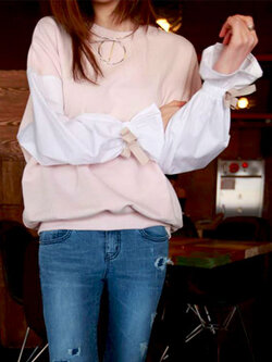เสื้อแฟชั่นคอกลมสีชมพูนม ต่อแขนสีขาวปลายแขนติดโบว์ดูน่ารักสไตล์เกาหลี รหัส 1738