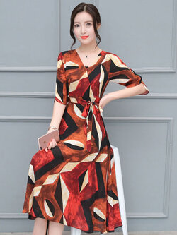 ชุดเดรสแฟชั่นลายปริ้นท์ทรงสวมคอวีแขนแต่งแหวกใส่ทำงานหรือออกงานได้คะ รหัส 1951