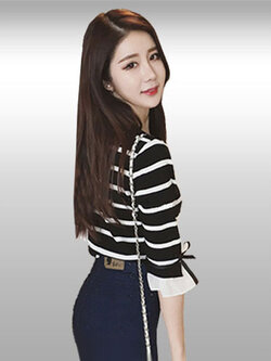 เสื้อแฟชั่นลายริ้วขาวดำแขนระบายติดโบว์ รหัส1469