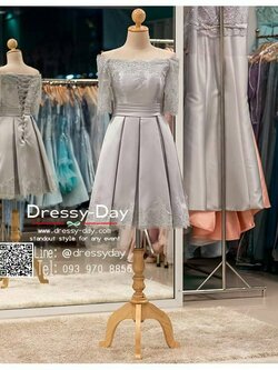 รหัส ชุดราตรีสั้น :PF001 ชุดไปงานแต่งประดับลูกไม้ ชุดแซก ชุดราตรีสั้น สีเทาเงิน ผ้าซาตินประดับลูกไม้เรียบๆ โชว์ไหล่ สวยหรูและดูดี
