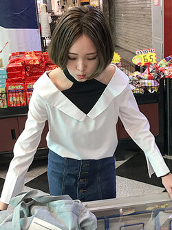 เสื้อเชิ๊ตแฟชั่น คอวี แต่งสายคล้องคอแบบติดกระดุม โชว์ไหล่ -1571-สีขาว