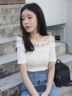 เสื้อแฟชั่นผู้หญิงสีขาวแต่งลูกไม้ คอปาดโชว์ไหล่พอเซ็กซี่ รหัส 1826