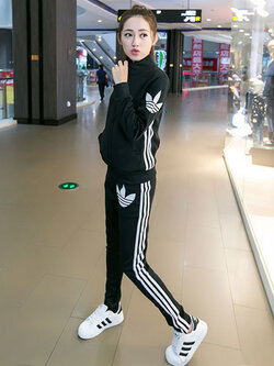 ชุดออกกำลังกายผู้หญิงสีดำ สไตล์แบรนด์ มี 5 ไซส์ S/M/L/XL/2XL รหัส 1728