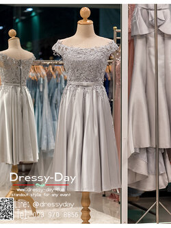รหัส ชุดราตรี :PFS036 ชุดไปงานแต่งผ้าซาตินสวยหรูปักกริตเตอร์ ชุดราตรีสั้นตกแต่งลูกไม้หรู คาดโบว์ช่วงเอว ชุดแซกสีเทาเงิน ไหล่ปาด สวยสง่าดูดีแบบเจ้าหญิงใส่เป็นชุดไปงานแต่งงาน งานกาล่าดินเนอร์ งานเลี้ยง งานพรอม งานรับกระบี่