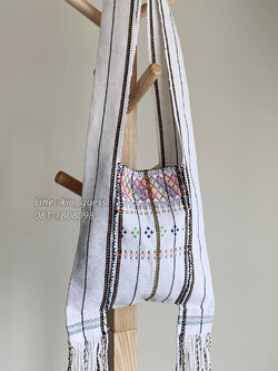 ย่าม ย่ามชนเผ่า ย่ามปักมือ ย่ามผ้าฝ้าย งานเย็บมือ กระเป๋าย่าม ย่ามผ้าทอมือ กระเป๋าย่ามพื้นเมือง ของฝากภาคเหนือ ย่ามกะเหรี่ยง ราคาถูก ลดราคา กระเป๋าสะพายข้าง งานแฮนด์เมด กระเป๋าผ้าแนวๆ สะพายข้าง พาดไหล่ ของฝากญาติผู้ใหญ่ ของฝากชาวต่างชาติ ย่ามพระ