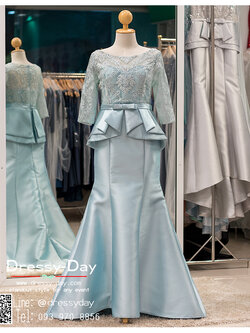 รหัส ชุดแม่เจ้าสาวอ้วน :PFL059 ชุดแม่เจ้าสาว ชุดแม่เจ้าบ่าว ชุดราตรียาวคนอ้วน ผ้าลูกไม้เรียบหรู งานปักมือ สีฟ้าพาสเทล กระโปรงผ้าไหมเล่นดีเทลระบายชายช่วงเอว เหมาะสำหรับงานแต่งงาน งานกลางคืน กาล่าดินเนอร์ ชุดไทยประยุกต์