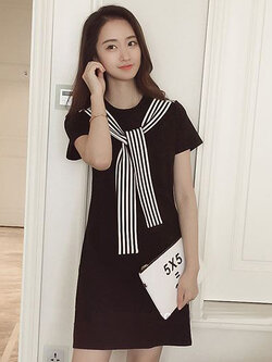 ชุดเดรสแฟชั่นกึ่งเสื้อคอกลมแขนสั้น แต่งสายลายริ้วไว้ผูกคอเก๋ๆ รหัส 1628-สีดำ