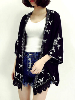 เสื้อคลุมแฟชั่นสไตล์โบฮีเมี่ยน ปักลายใบไม้ ทรงหน้ายาวหลังสั้น รหัส 1386-สีดำ