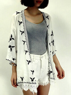 เสื้อคลุมแฟชั่นสไตล์โบฮีเมี่ยน ปักลายใบไม้ทรงหน้ายาวหลังสั้น รหัส 1386-ลายสีดำ