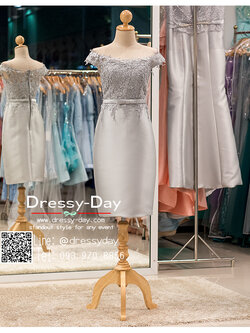 รหัส ชุดเจ้าภาพ :PFS030 ชุดแซกผ้าลูกไม้ประดับเลื่อม ปาดไหล่สวยเก๋ ชุดราตรีสั้นหรู สีเทาเงิน คาดเข็มขัดโบว์ช่วงเอว สวย สง่า