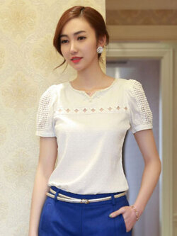 เสื้อแฟชั่นสีขาวแขนแต่งผ้าลูกไม้ช่วงแขนกับช่วงอก แต่งคอกระดุมมุกเก๋ๆ 2 ไซส รหัส 1781