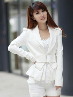 เสื้อสูทผู้หญิงสีขาวใหล่ตุ๊กตา ใส่ทำงาน สไตล์หวานๆ มี 4 ไซส S/M/L/XL รหัส 1809