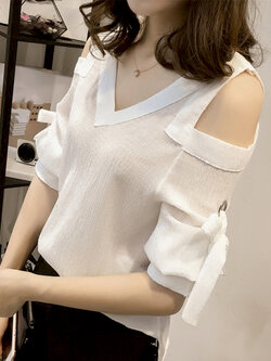 เสื้อแฟชั่นคอวีสีขาวโชว์ไหล่ผูกโบว์ รหัส1569