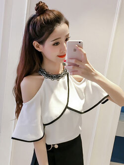 เสื้อแฟชั่นแต่งเว้าไหล่ คอเสื้อปักลูกไม้ สวยหวานสไตล์เกาหลี รหัส 1679-สีขาว