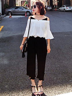 ชุดเซทกางเกงอัดพลีทสีดำ มาพร้อมเสื้อสีขาวสายเดียวโชว์ไหล่ รหัส 1473