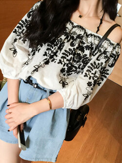 เสื้อแฟชั่นแขนสามส่วนเปิดไหล่ ลวดลายปักด้ายสีดำลายดอกไม้ รหัส 1332