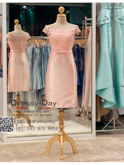 รหัส ชุดเจ้าภาพ :PFS030 ชุดแซกผ้าลูกไม้ประดับเลื่อม ปาดไหล่สวยเก๋ ชุดราตรีสั้นหรู สีชมพู คาดเข็มขัดโบว์ช่วงเอว สวย สง่า ใส่ไปงานแต่งงาน งานกาล่าดินเนอร์ งานเลี้ยง งานพรอม งานรับกระบี่